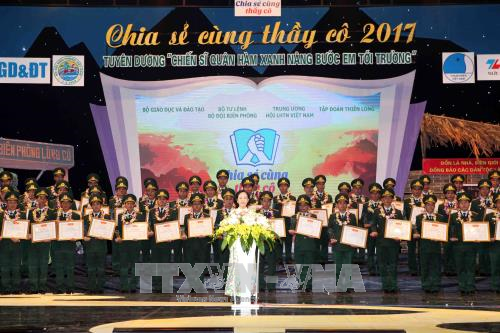 Tuyên dương 60 chiến sỹ quân hàm xanh giúp đỡ học sinh khó khăn tới trường